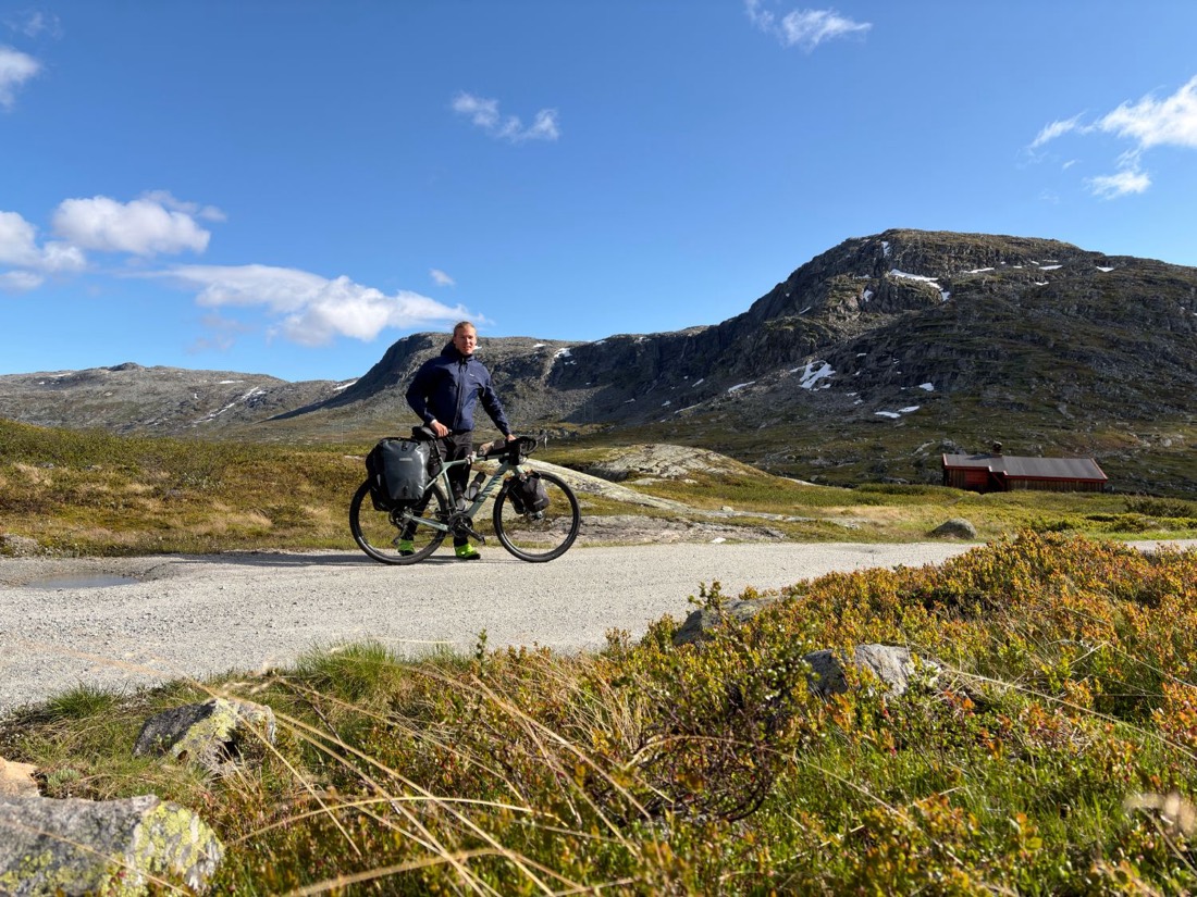 Mit dem bepackten Gravelbike auf einer Schotterstraße im norwegischen Fjell