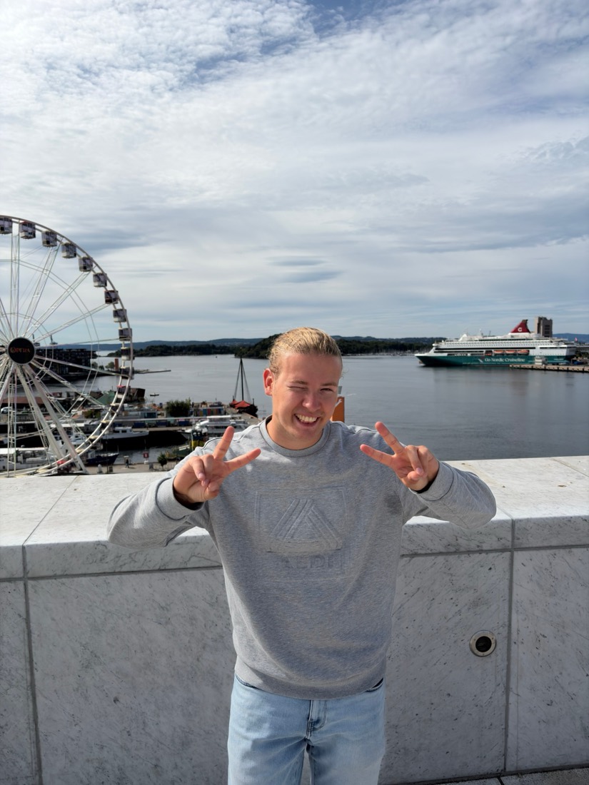 Doppeltes Peace-Zeichen auf dem Dach der Oper in Oslo, dahinter Riesenrad und Fähre