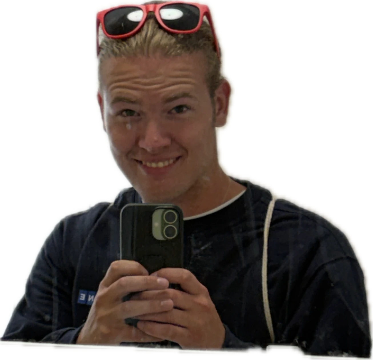 Der Cowboyaufblech beim Spiegel-Selfie, mit roter Sonnenbrille auf dem Kopf
